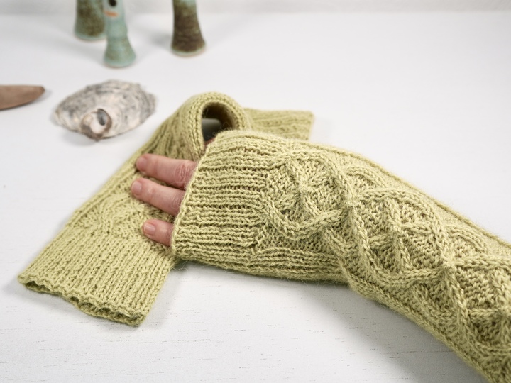 Armstulpen "Highland Mitts" mit Zopfmuster, Strickanleitung für 3 Größen