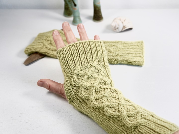 Armstulpen "Highland Mitts" mit Zopfmuster, Strickanleitung für 3 Größen