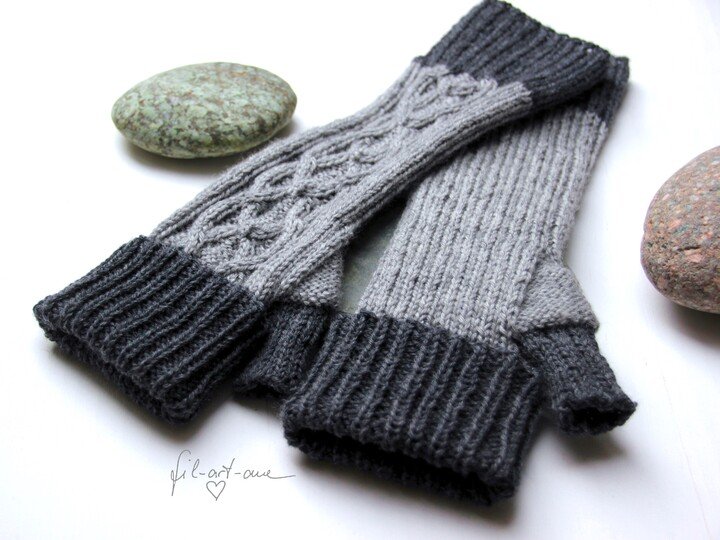 Armstulpen "Highland Mitts" mit Zopfmuster, Strickanleitung für 3 Größen