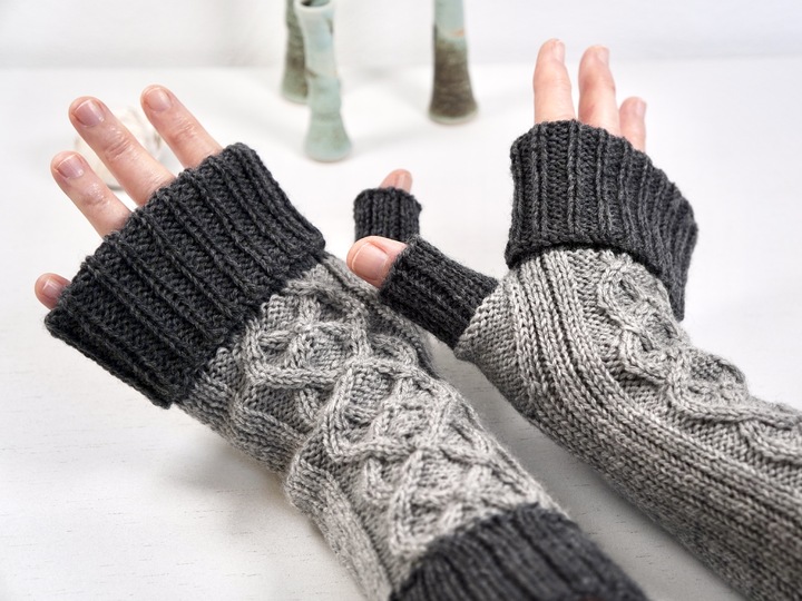 Armstulpen "Highland Mitts" mit Zopfmuster, Strickanleitung für 3 Größen