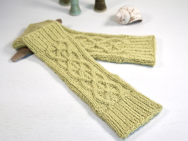 Armstulpen "Highland Mitts" mit Zopfmuster, Strickanleitung für 3 Größen