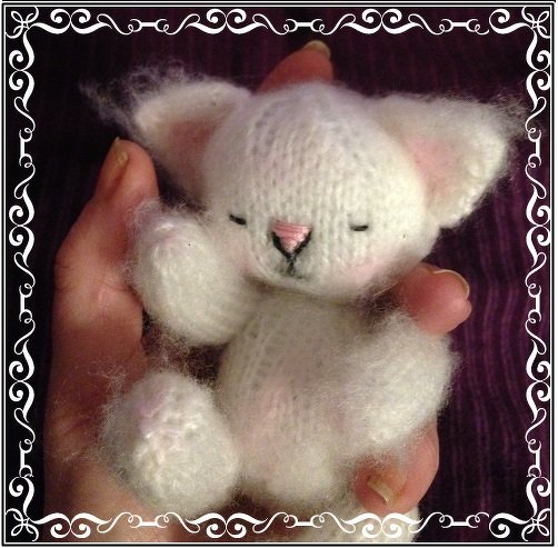 Kitten Emmi knitted - Image 2