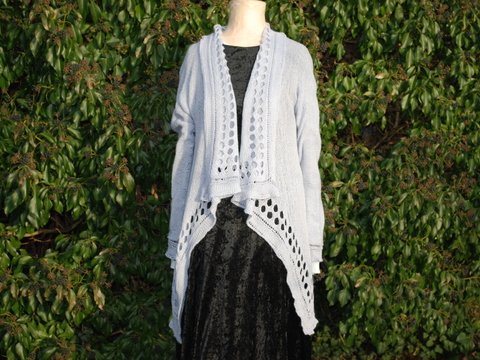 gestrickte Jacke mit Lochmuster