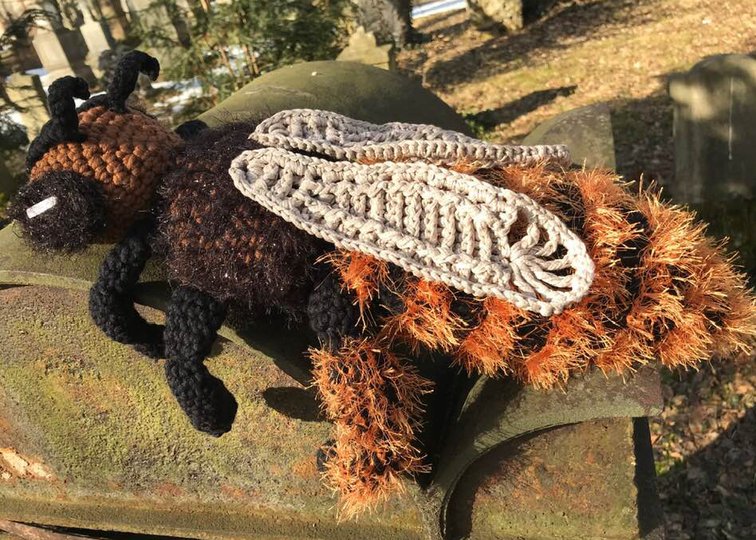 Große Kuschelbiene BERTI