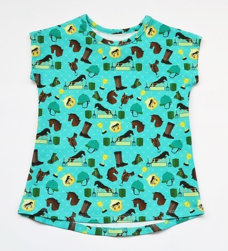 Türkises Kinder-T-Shirt mit Pferdeköpfen, Reithelmen, Stiefeln und Pokalen