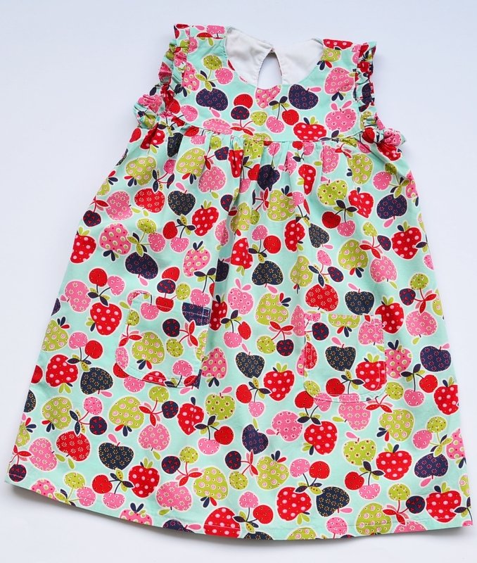 Hellmintfarbenes ärmelloses Kinderkleid mit Allover-Apfelmuster, geraffter Taille und kleinem Rückenausschnitt