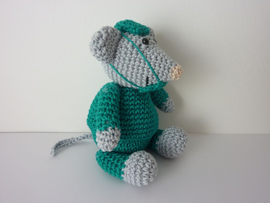 Gehäkelte Amigurumi‑Maus in Grau und Grün, seitliche Ansicht