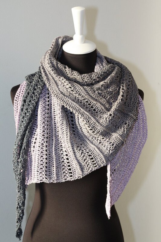 Triangle shawl with alternating lace and ribbed crochet stripes in grey and lavender