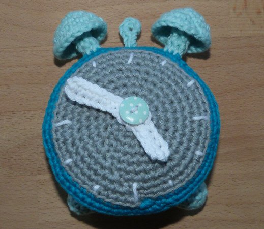 Crochet pattern for an alarm clock with moveable clock hands