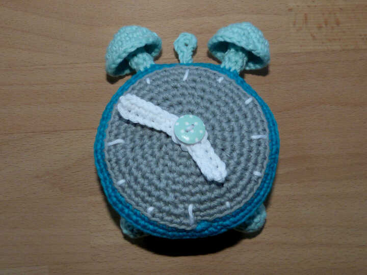 Crochet pattern for an alarm clock with moveable clock hands