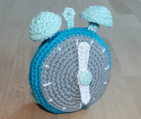 Crochet pattern for an alarm clock with moveable clock hands