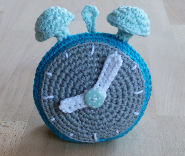 Häkelanleitung für einen Wecker mit beweglichen Zeigern