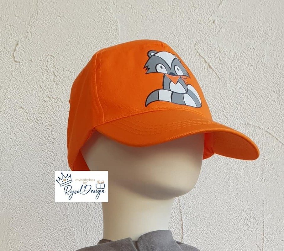 Orangene Baseballcap auf Schaufensterkopf mit stilisiertem Waschbär-Motiv