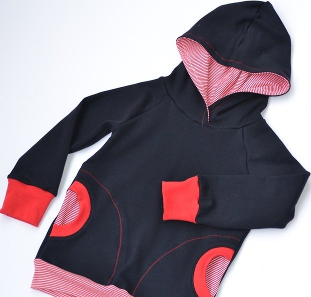 Dunkelblauer Kinder-Hoodie mit Raglanärmeln, rot-weiß gestreiftem Kapuzenfutter, roten Bündchen und runden Eingrifftaschen
