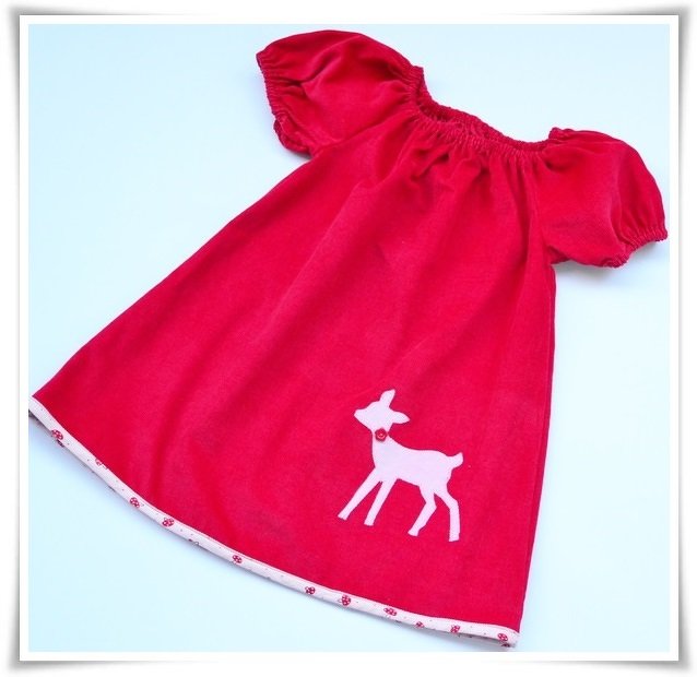 Rotes Kinderkleid mit weißer Reh-Applikation und Puffärmeln
