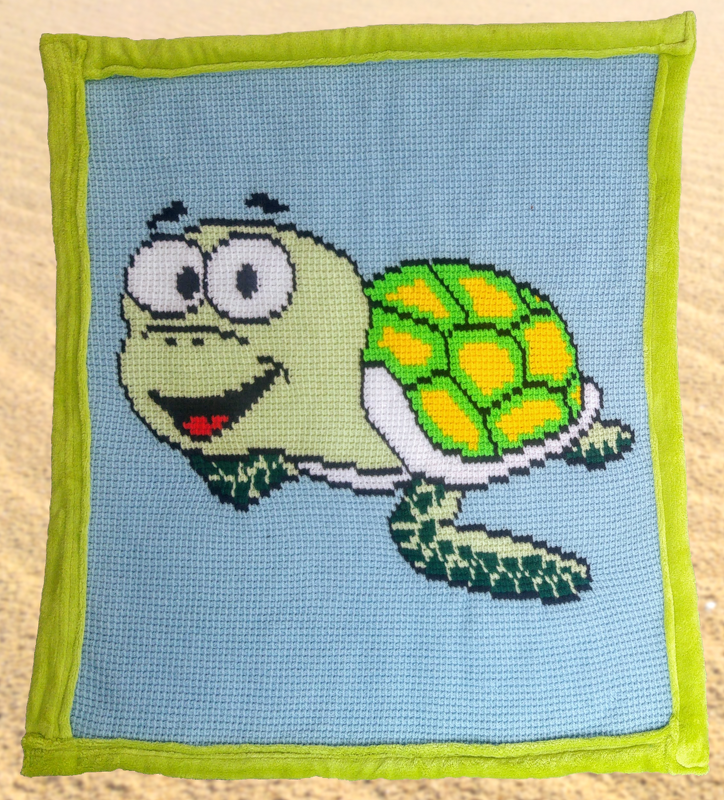 Pixelhäkelquadrat mit lachender grüner Schildkröte auf hellblauem Grund und limettengrünem Rand