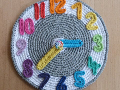 Häkelanleitung für eine Uhr mit beweglichen Zeigern
