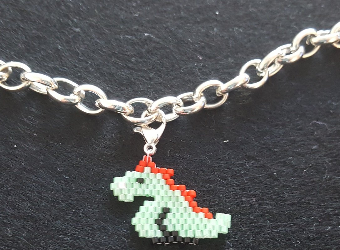 "Trixie" der kleine Dino / Perlen Charm / Anhänger aus Perlen