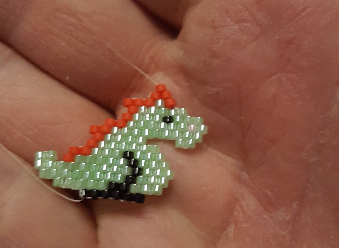 "Trixie" der kleine Dino / Perlen Charm / Anhänger aus Perlen - Bild 2