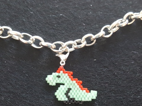 "Trixie" der kleine Dino / Perlen Charm / Anhänger aus Perlen
