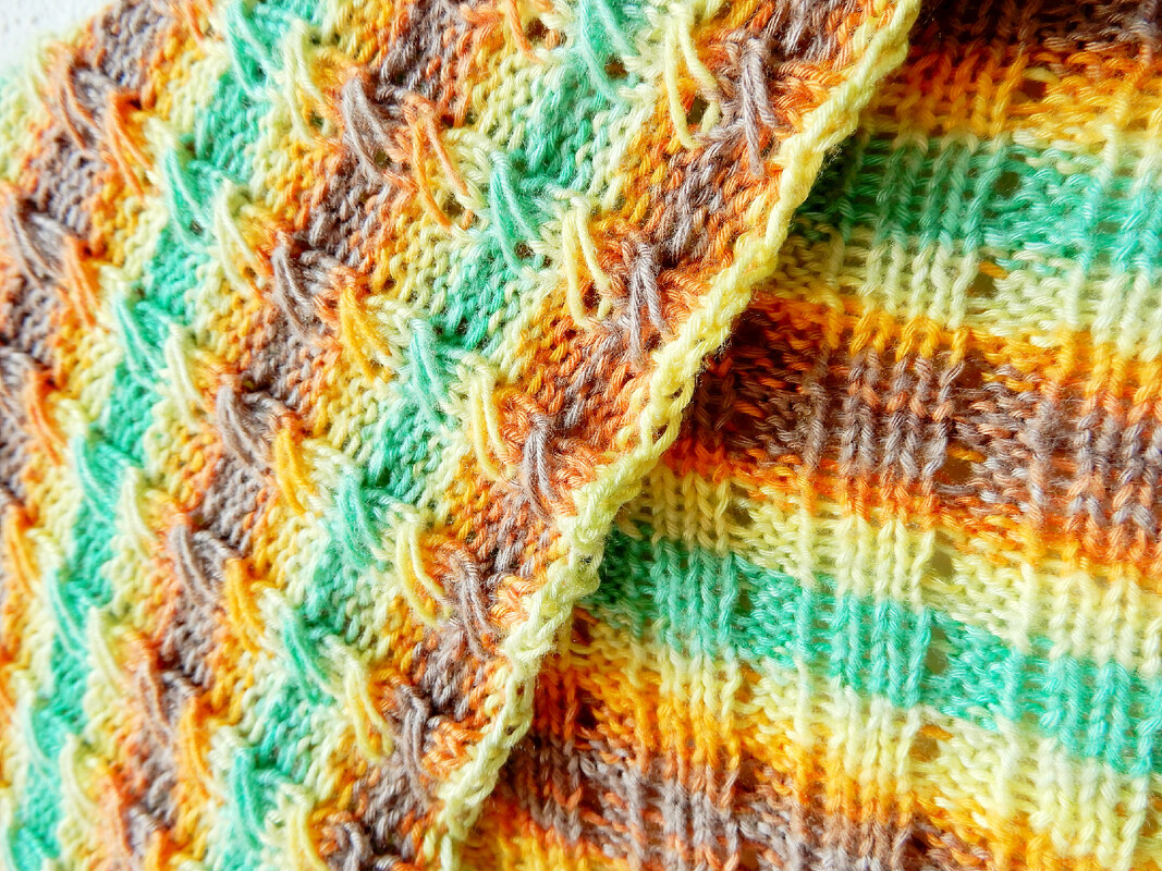 "Zugin" - a triangle-shaped shawl knitting pattern