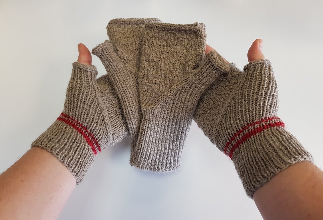 Beige gestrickte fingerlose Handschuhe mit roten Doppelstreifen an beiden Händen