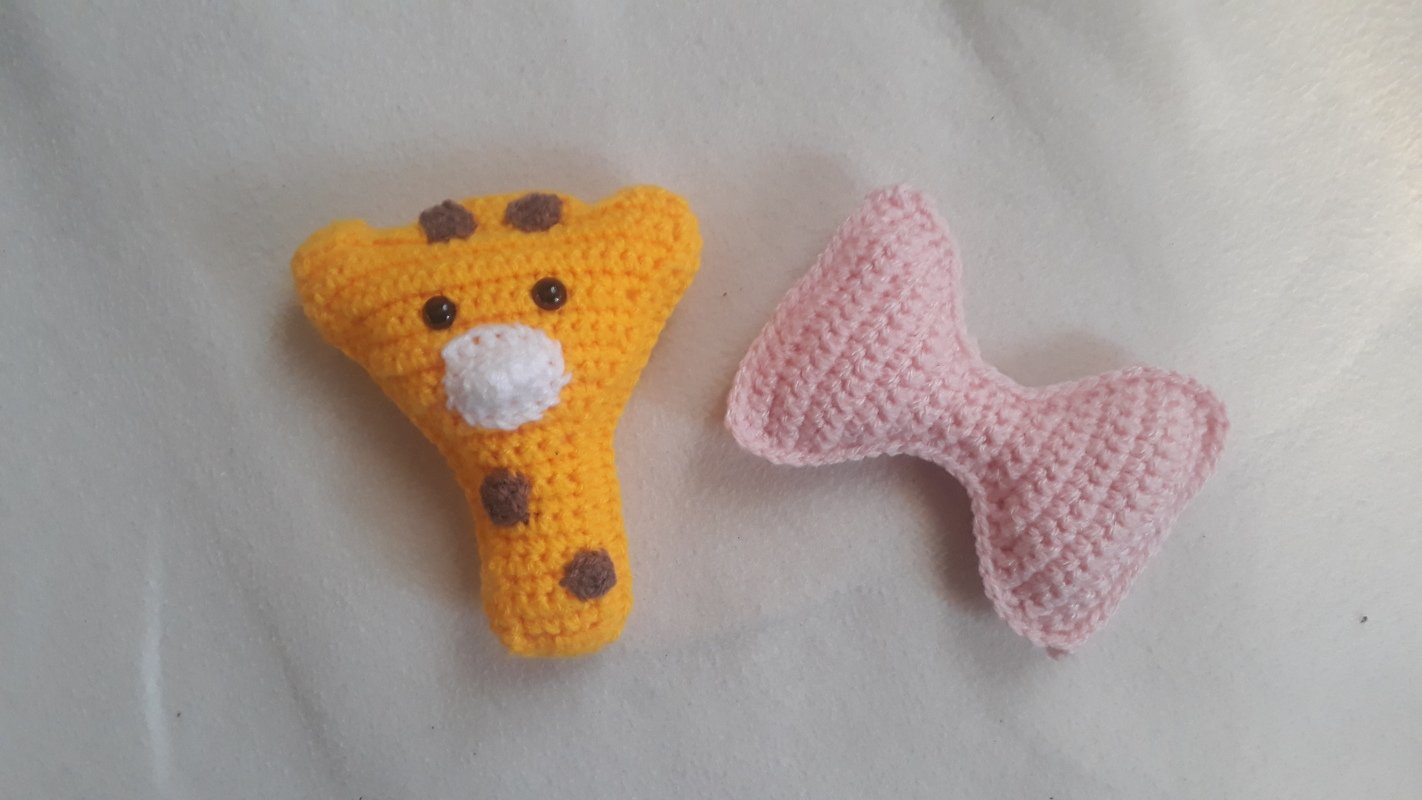 Häkelanleitung Giraffe Theo-Rassel mit Schleife