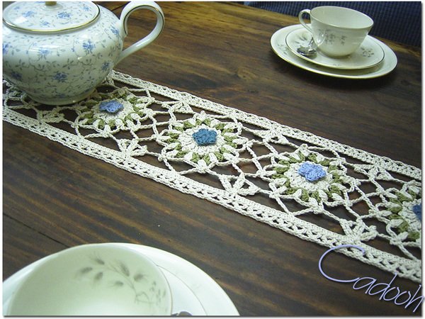 PRIMROSE - table runner lace-shaped, Guipure-style