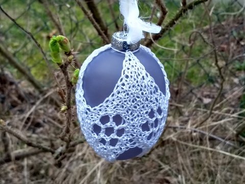 Bestricktes Osterei mit Blumenmuster