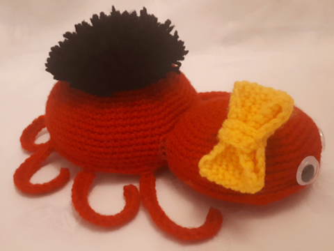 Spinne mit Schleifchen