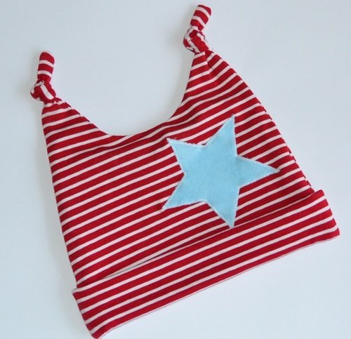 Gestreifte Babymütze mit umgeschlagenem Bund, zwei Knoten und aufgenähter Stern-Applikation