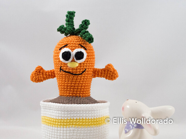 Topf-Karotte Monti, Deko-Amigurumi, Häkelanleitung