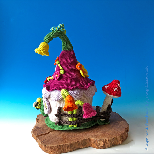 Crochet pattern for a fairy house with garden decor