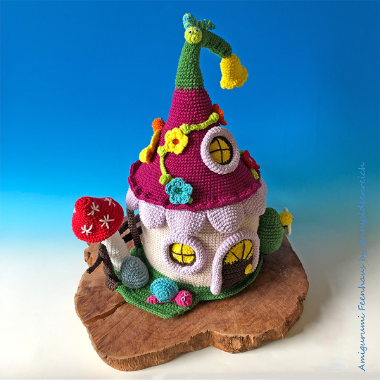 Crochet pattern for a fairy house with garden decor