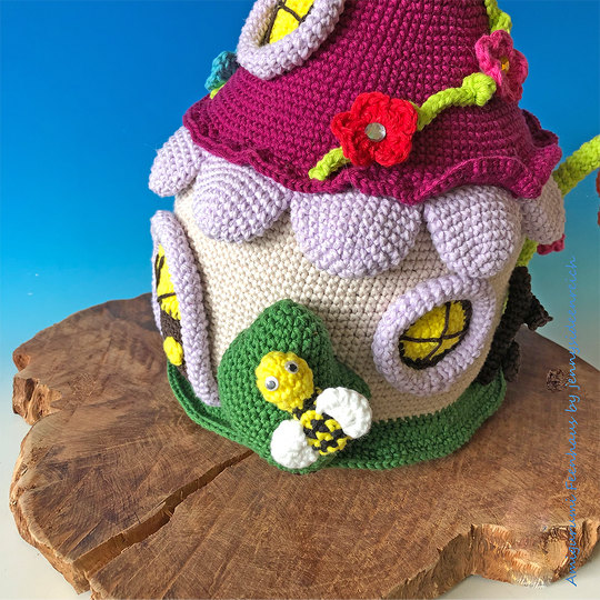Crochet pattern for a fairy house with garden decor