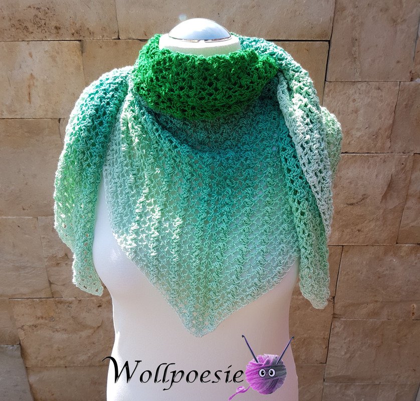 Gehäkeltes Dreieckstuch in Grüntönen mit Farbverlauf, auf einer Schaufensterpuppe drapiert