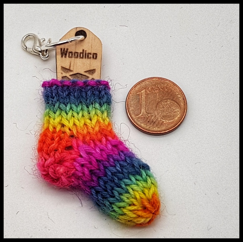 Mini gestrickte Regenbogen-Socke als Schlüsselanhänger mit Holzanhänger und 1‑Cent‑Münze