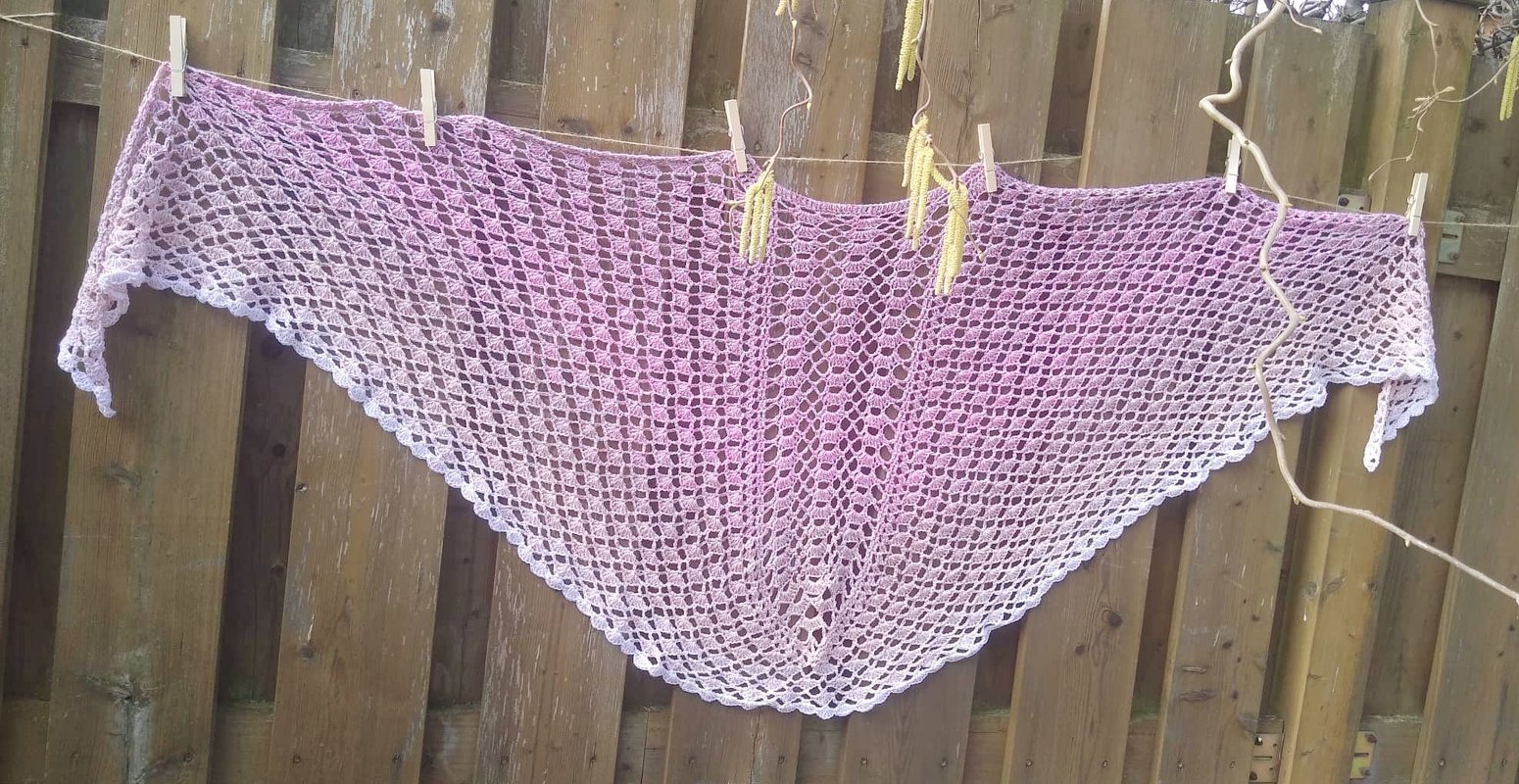 Halbrundes Häkeltuch mit Lila‑Weiß Ombre und Muschelkante an Wäscheleine