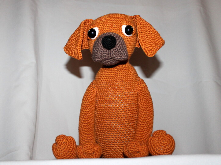 Crochet a Rhodesian Ridgeback – amigurumi dog Bo in rust (EN & DE)