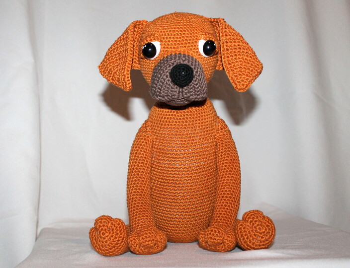 Crochet a Rhodesian Ridgeback – amigurumi dog Bo in rust (EN & DE)