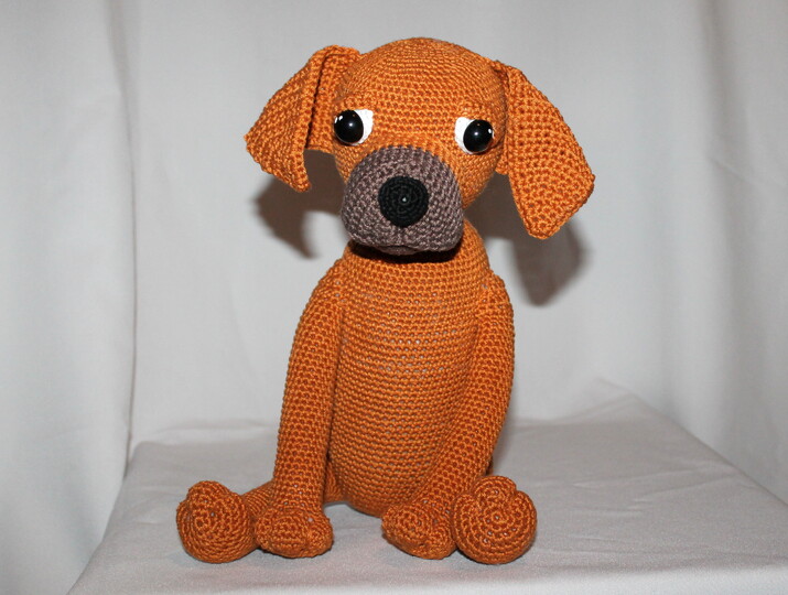 Crochet a Rhodesian Ridgeback – amigurumi dog Bo in rust (EN & DE)