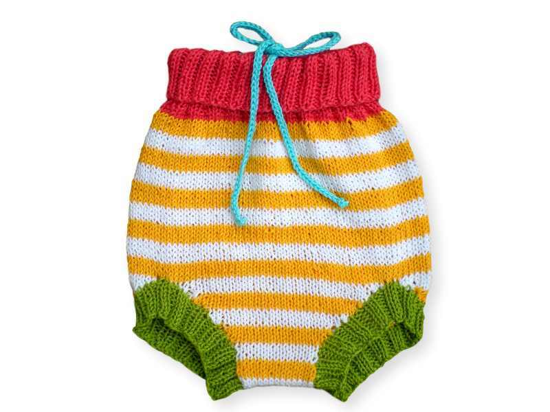Gestricktes Windelhöschen mit geripptem Bund, Kordel und grünen Beinabschlüssen