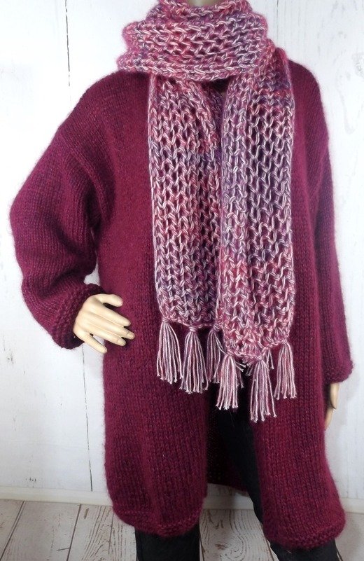 Damen-Oversize-Strickjacke in Burgund mit meliertem, grob gestricktem Schal und Fransen auf Schaufensterpuppe