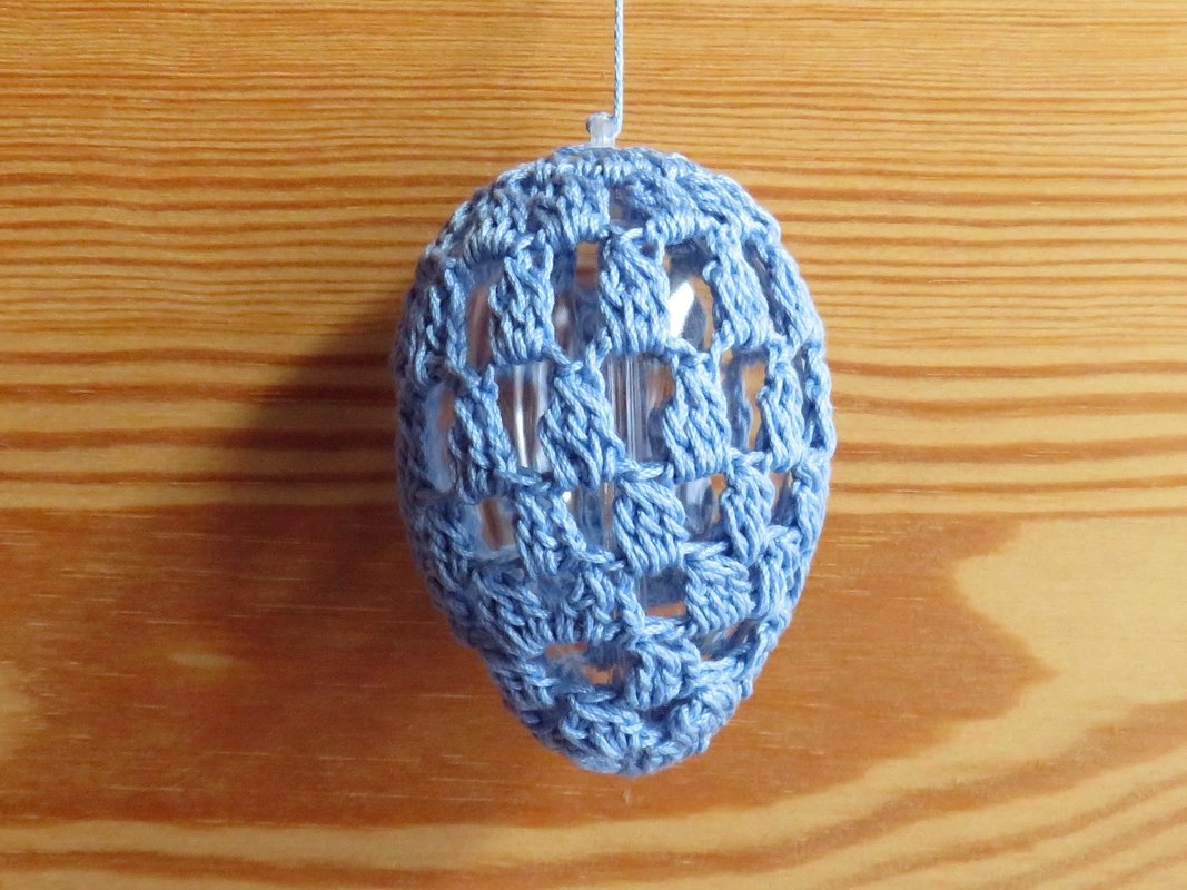 Filigranes Osterei in graublau