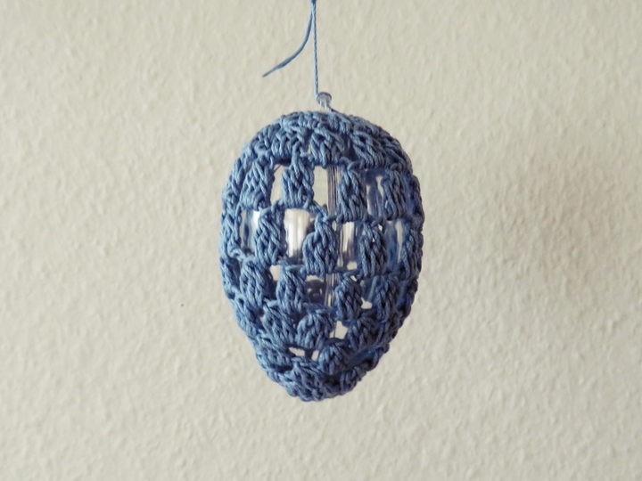 Filigranes Osterei in graublau