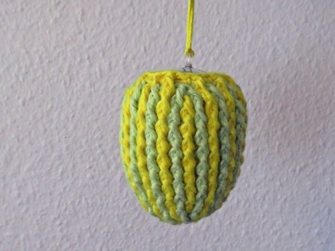 Osterei im zweifarbigen Brioche- Muster