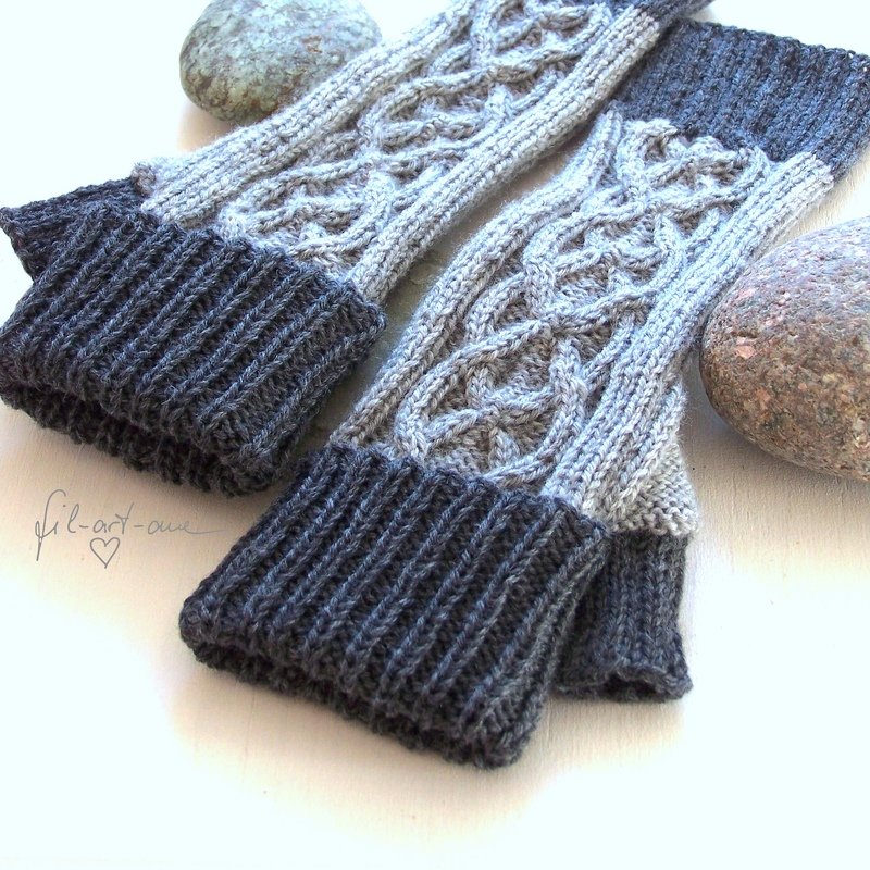 Gestrickte fingerlose Armstulpen in Hell- und Dunkelgrau mit Zopfmuster und breitem Rippbündchen