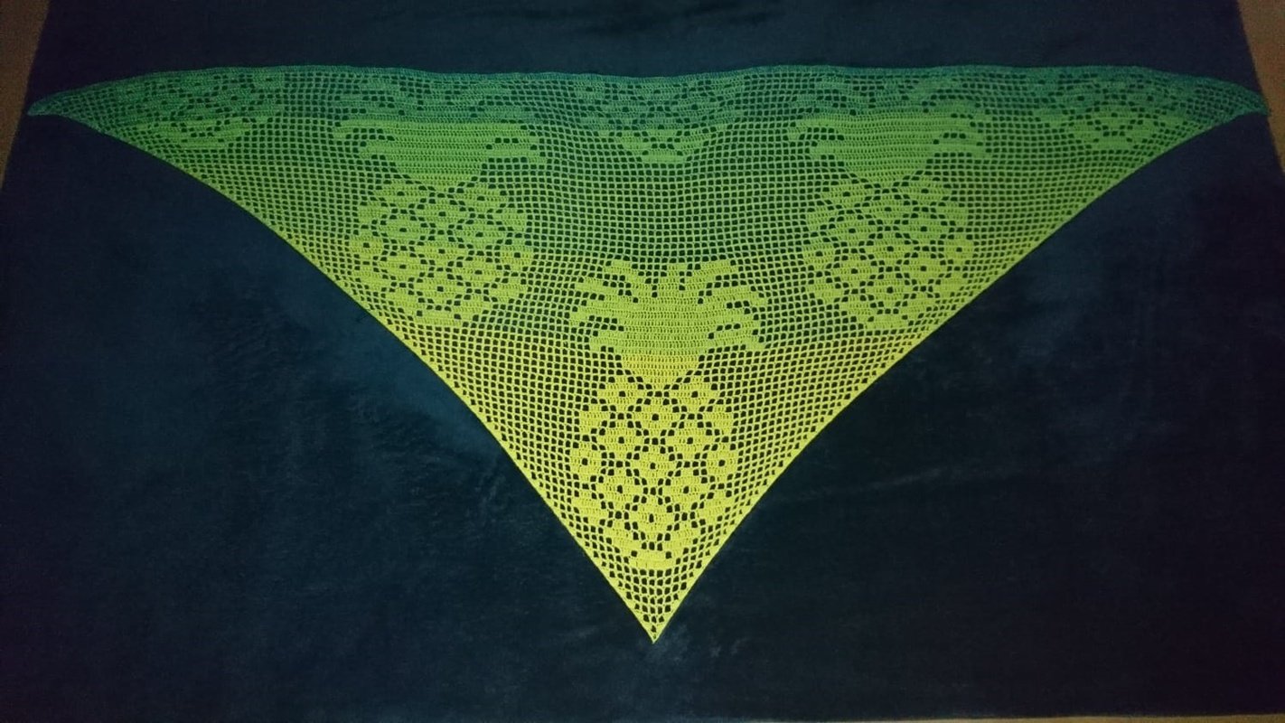 Dreieckiges Häkeltuch in Grün‑Gelb mit Ananas‑Motiven