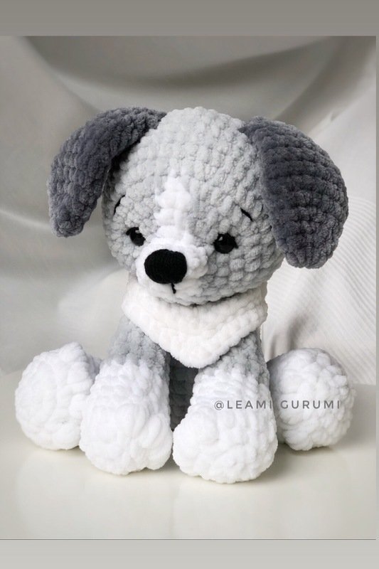 Gehäkelter Amigurumi‑Hund in Grau und Weiß mit Halstuch