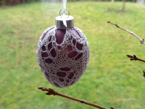 bestricktes Osterei mit Blatt
